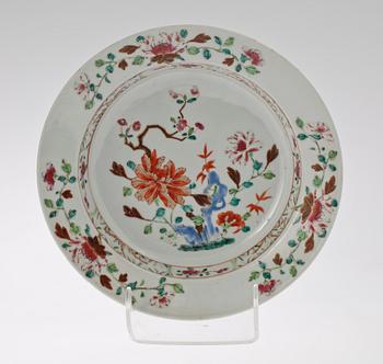 TALLRIKAR, 3 st, SKÅL samt SKÅLFAT, 4 st, porslin. Kina, bl a 1700-tal.