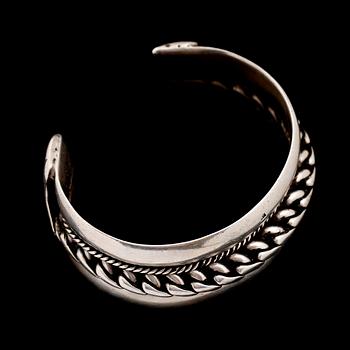 ARMBAND, silver, otydliga stämplar, 1900-talets andra hälft. Vikt ca 156 gram.