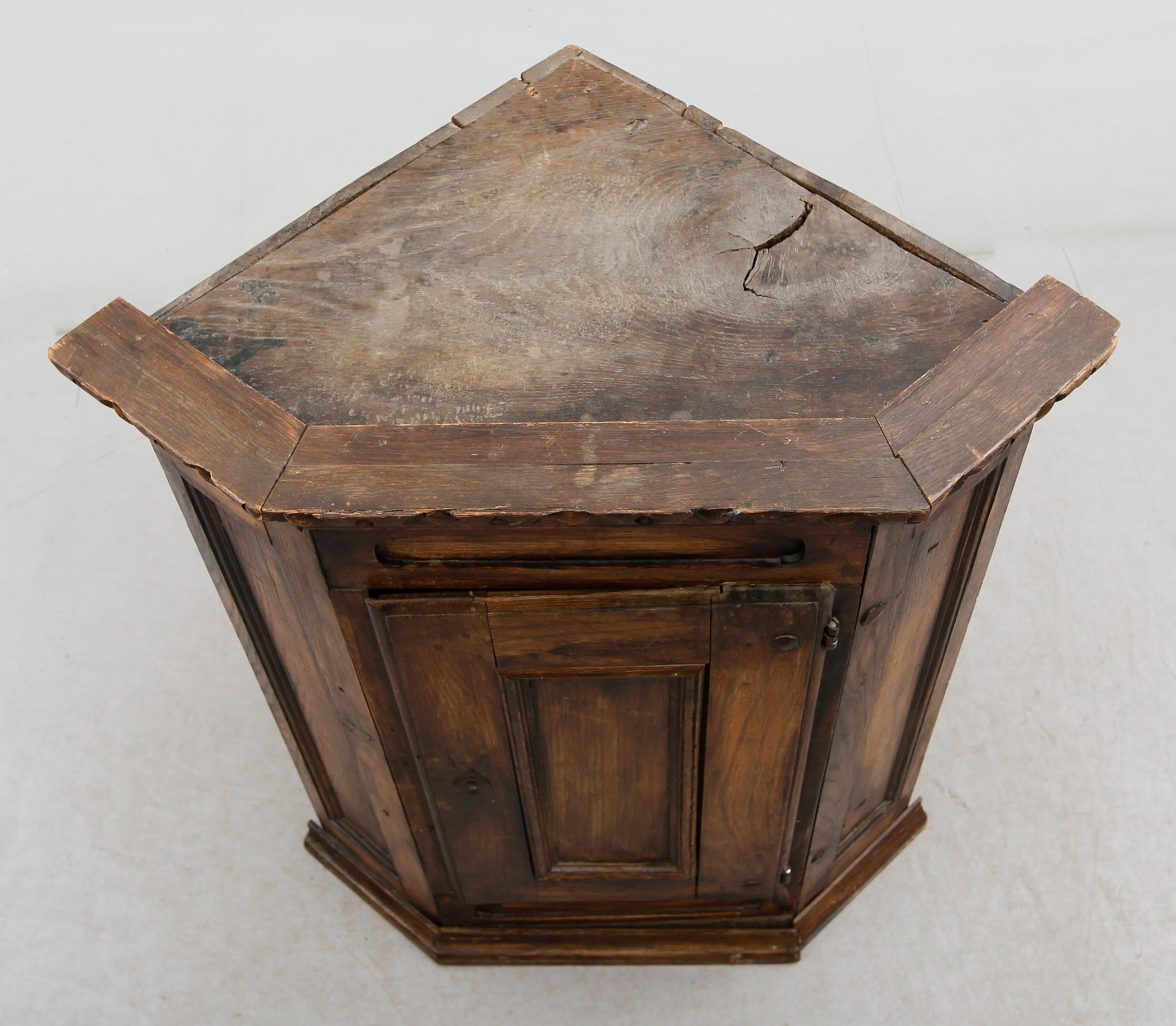 HÖRNSKÅP, allmoge, 1700-/1800-tal.