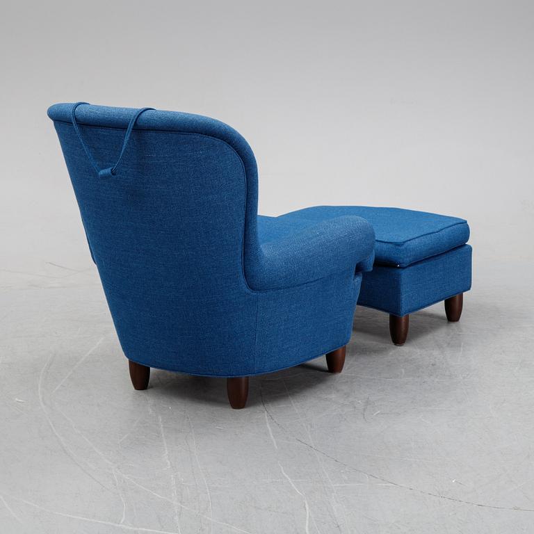 Carl Malmsten, a *jättepaddan' easychair and ottoman, AB O.H. Sjögren, Tranås, 2014.