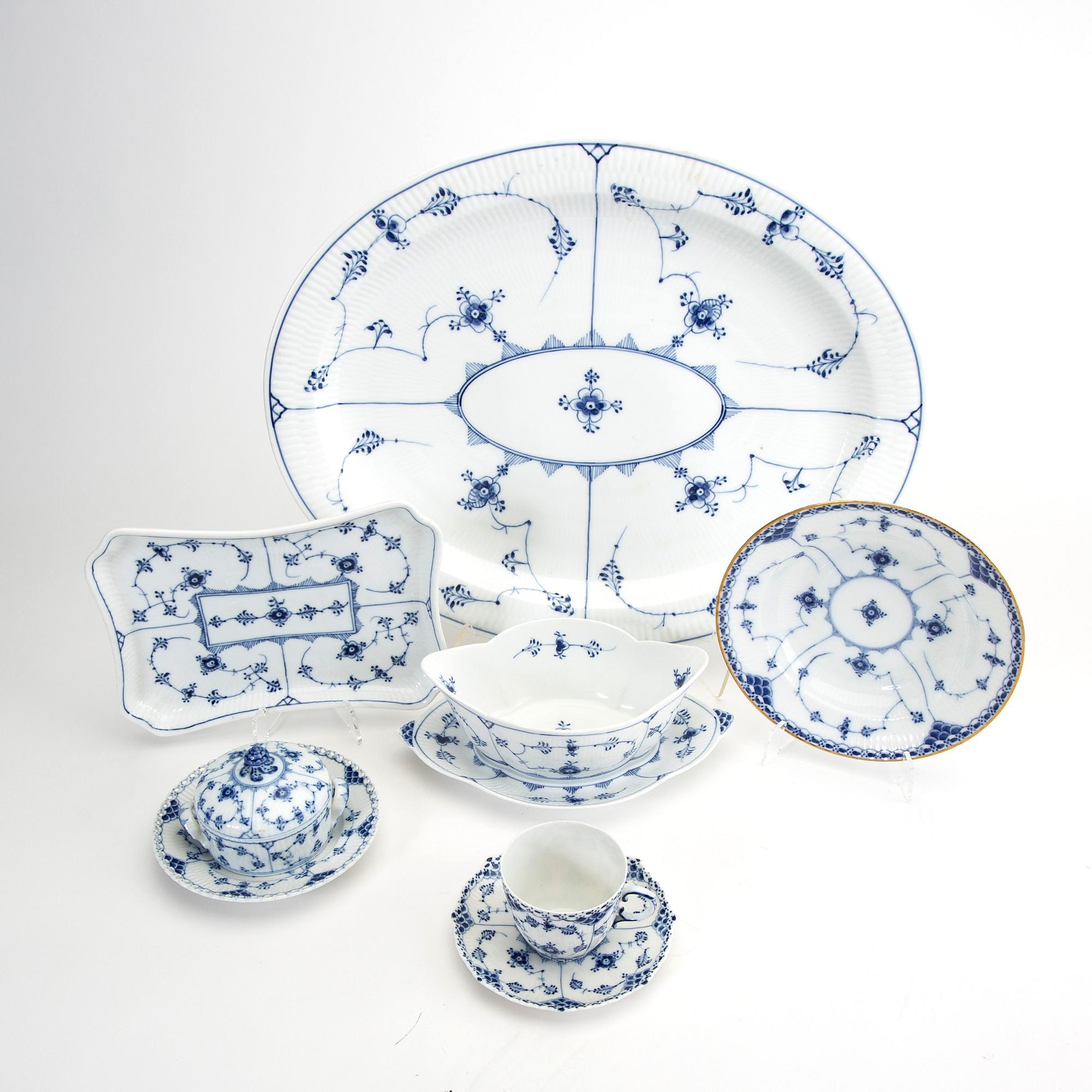 A Musselmalet 25 pcs porcelain service Royal Copenhagen Denmark 1870-1984.