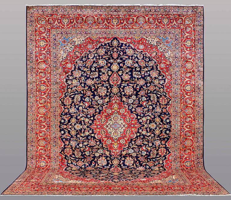 A CARPET, Kashan, ca 439 x 318 cm.