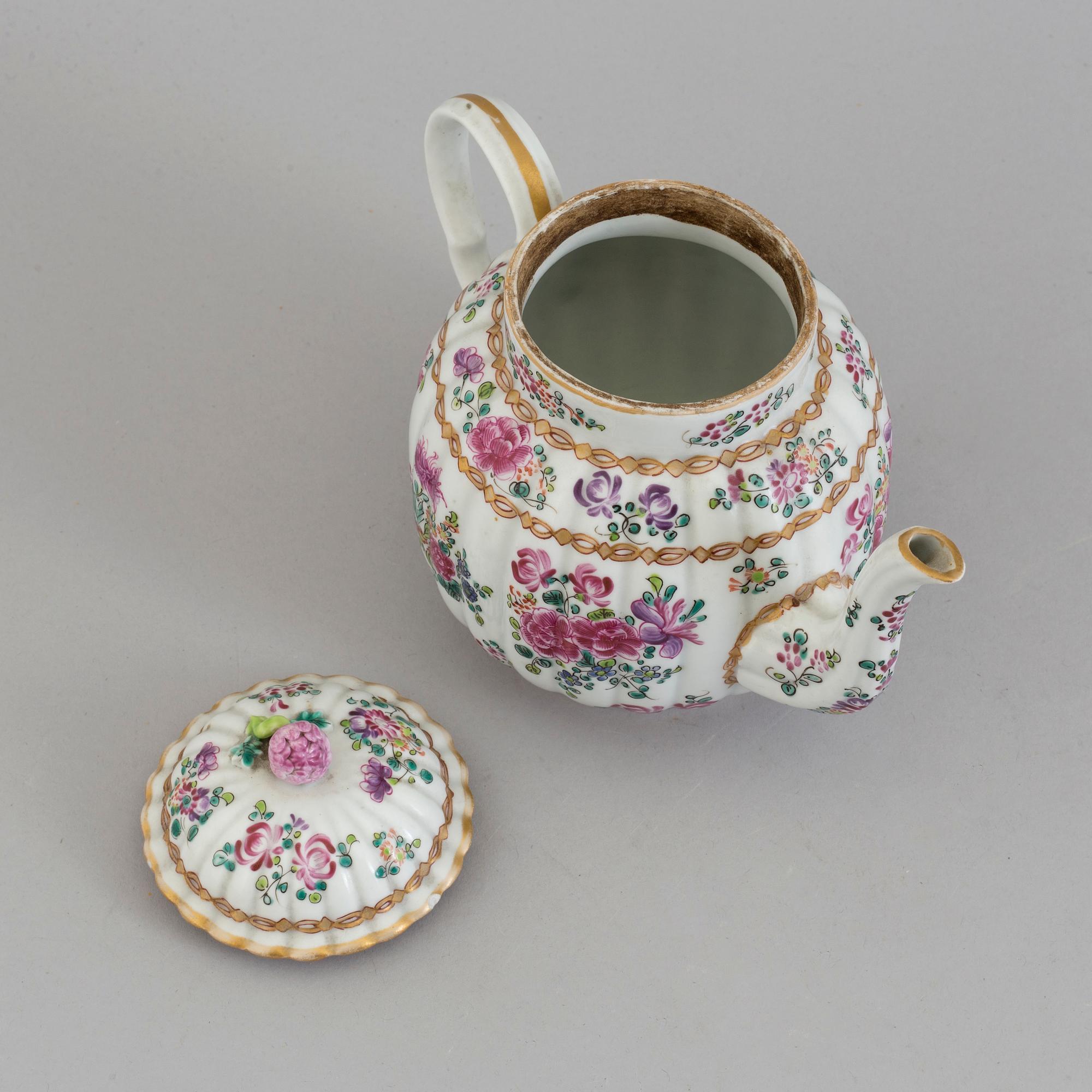 A SAMSON PORCELAIN TEAPOT, France, 19th/20th century.