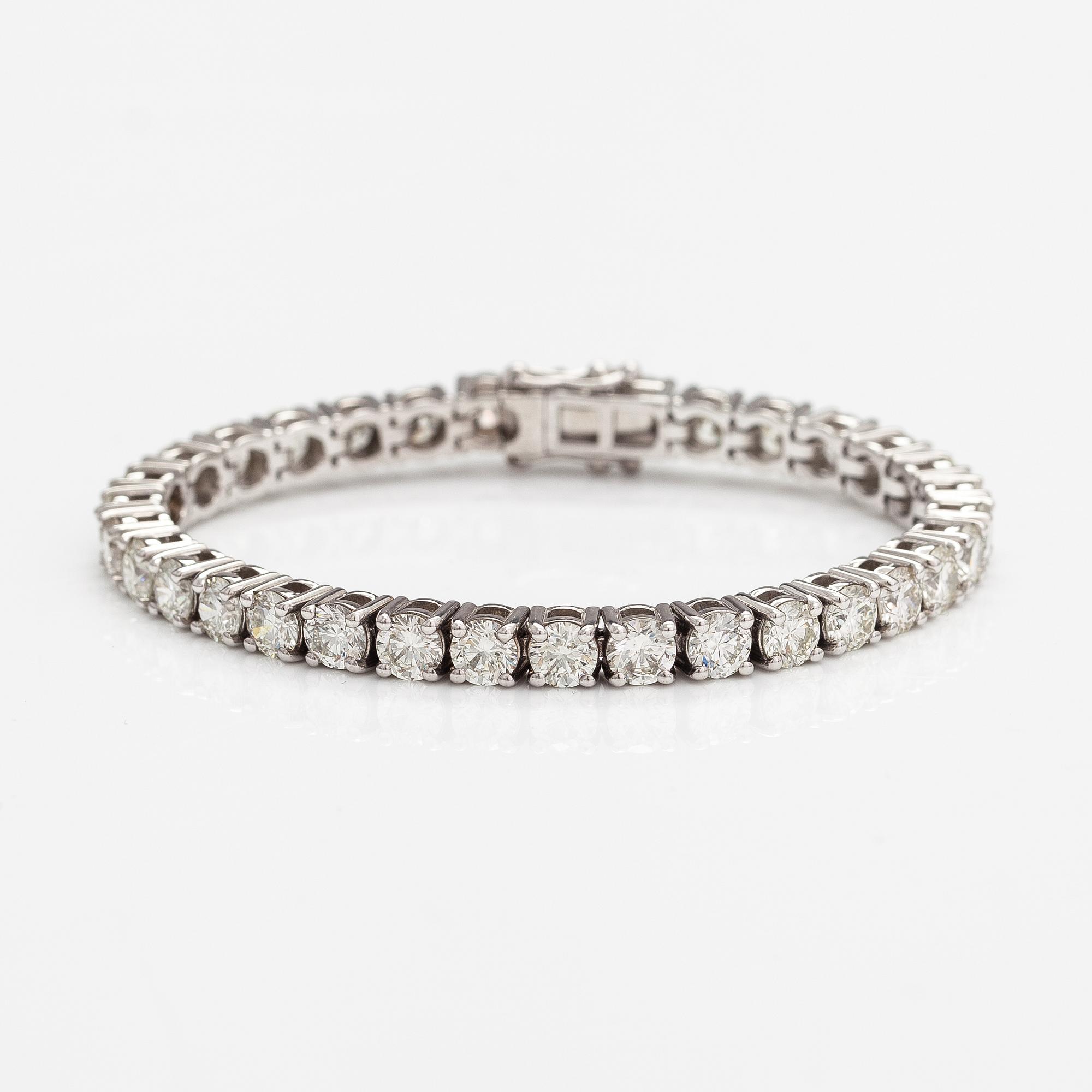 A 14K white gold tennis bracelet with diamonds ca. 13.70 ct in total. With certificate.