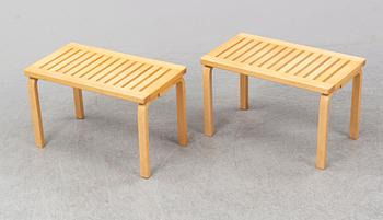 ALVAR AALTO, bänkar, modell 153, ett par, Artek, formgivna 1945.