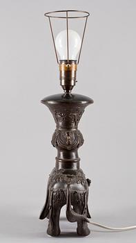 BORDSLAMPA, brons, ostasien, 1900-tal.