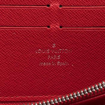 A Louis Vuitton zippy wallet.