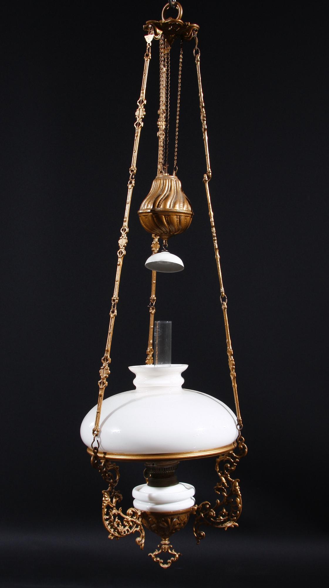 TAKFOTOGENLAMPA, glas och metall, nyrenässans, sent 1800-tal. H min 105.