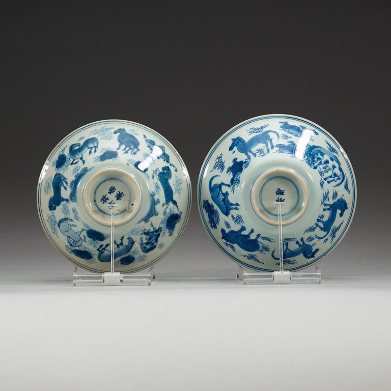 A pair of blue and white Transitional bowls, 17th Century.