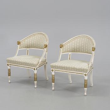KARMSTOLAR, ett par, så kallade "baljfåtöljer", gustaviansk stil, 1900-talets början.
