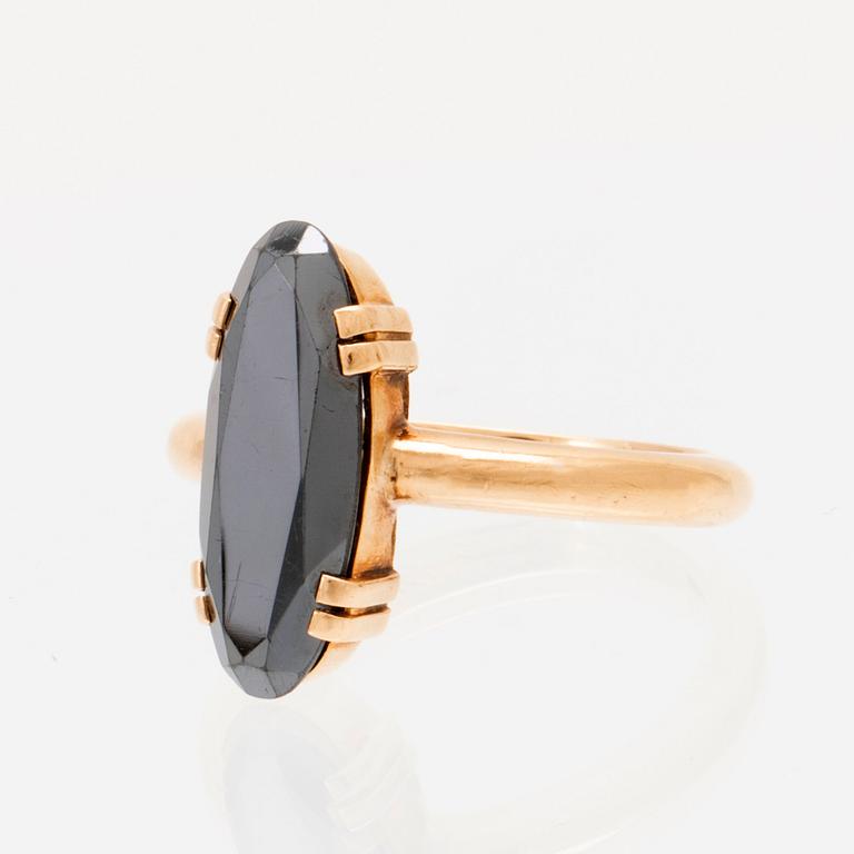 An 18K gold ring with faceted hematite.