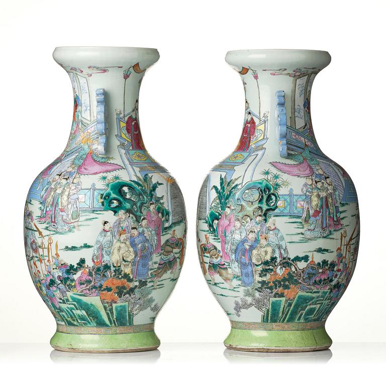 Praktvaser, ett par, porslin. Qingdynastin, 1800-tal.