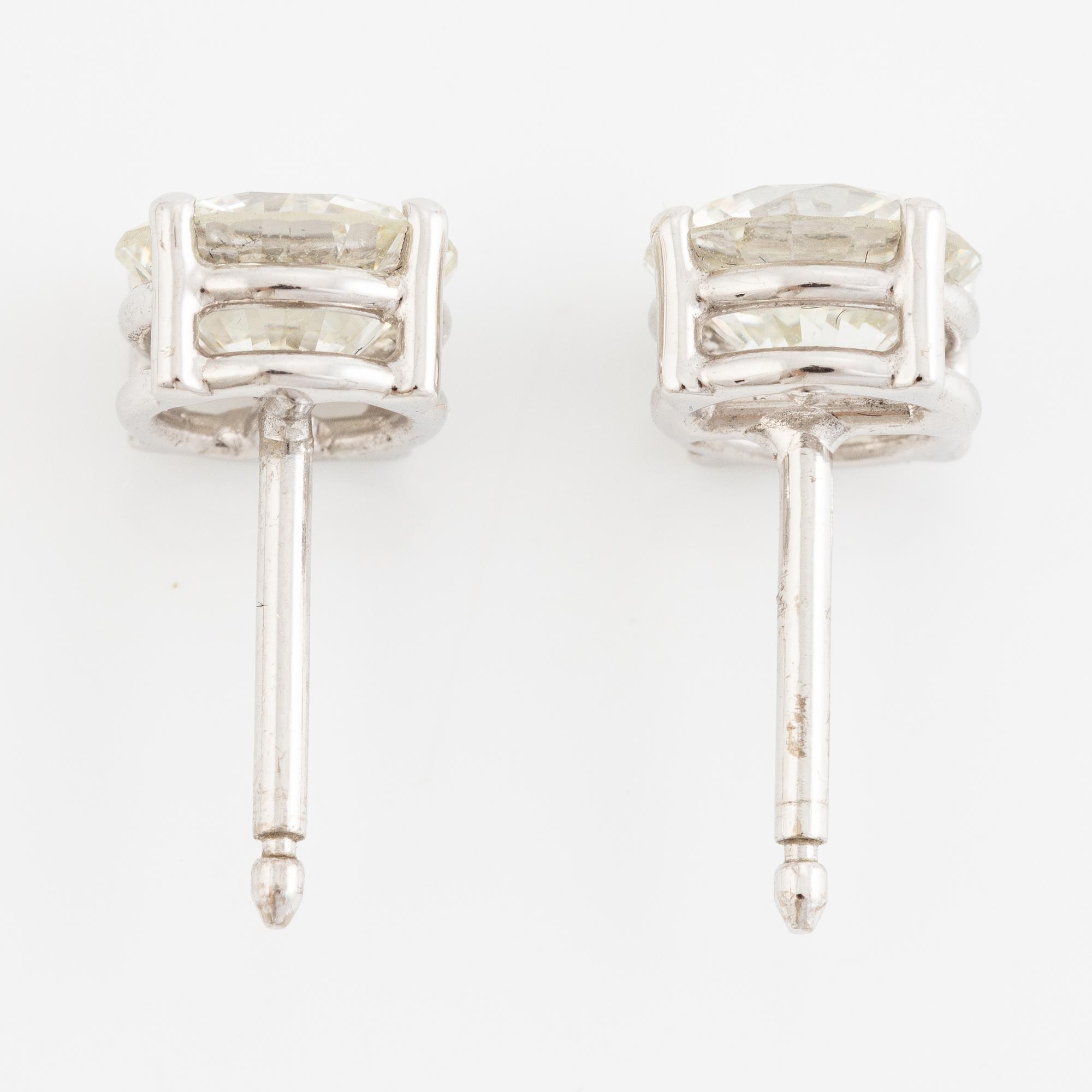 A pair of earrings in 18K gold set with round brilliant-cut diamonds.