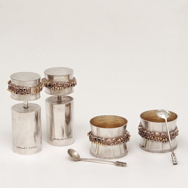 KARL-HEINZ SAUER, ett par saltkar med skedar och ett par pepparkvarnar av silver, Västerås 1972.