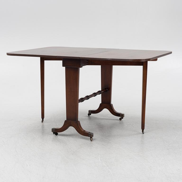 A mahogany gateleg table, 20th Century.