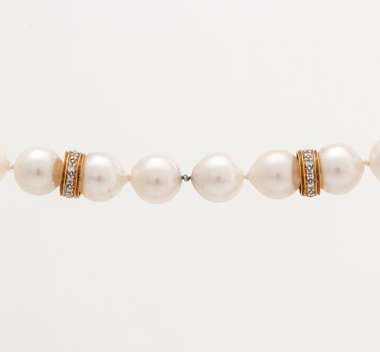 PEARL NECKLACe, cultured pearls 7,5-8 mm, clasp 18K gold diamonds and spacers 18K gold and diamonds 0,60 ct in total.