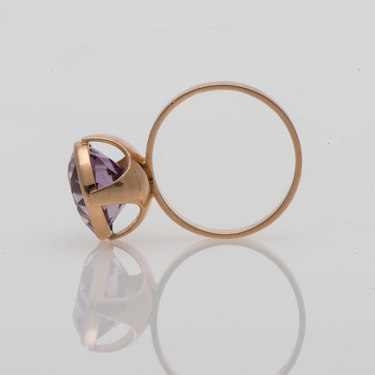 RING, fasettslipad ametist, 14K guld. Kultakeskus 1976.