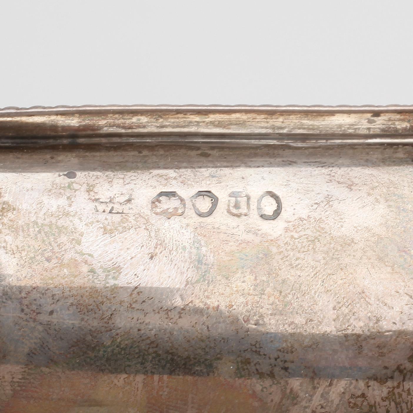 SALTKAR samt SKÅL, silver, London, 1835 respektive 1899. Totalvikt ca 165 gram.