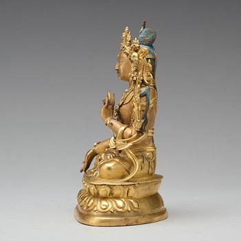 VIT TARA, förgylld kopparlegering. Tibetokinesisk, 1700-tal.