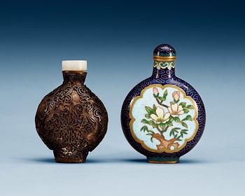 SNUSFLASKOR, två stycken, cloisonne resp metall. Qing dynasty.