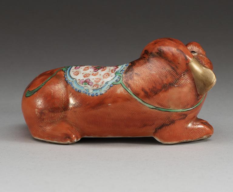 A famille rose figurin of a dog, late Qing dynasty.