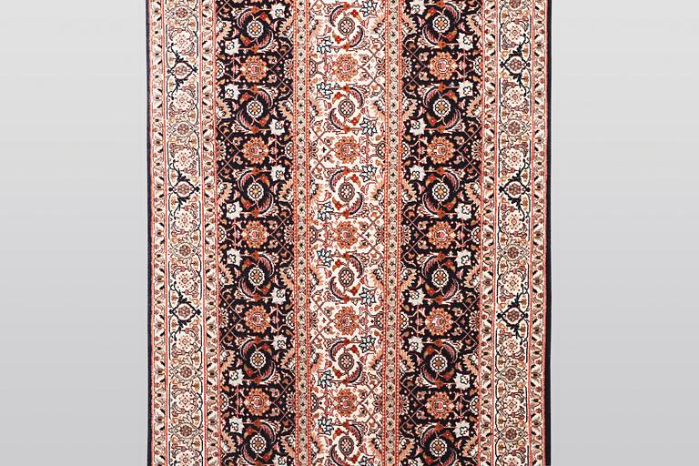 A runner, Täbris, part silk, ca 297 x 81 cm.