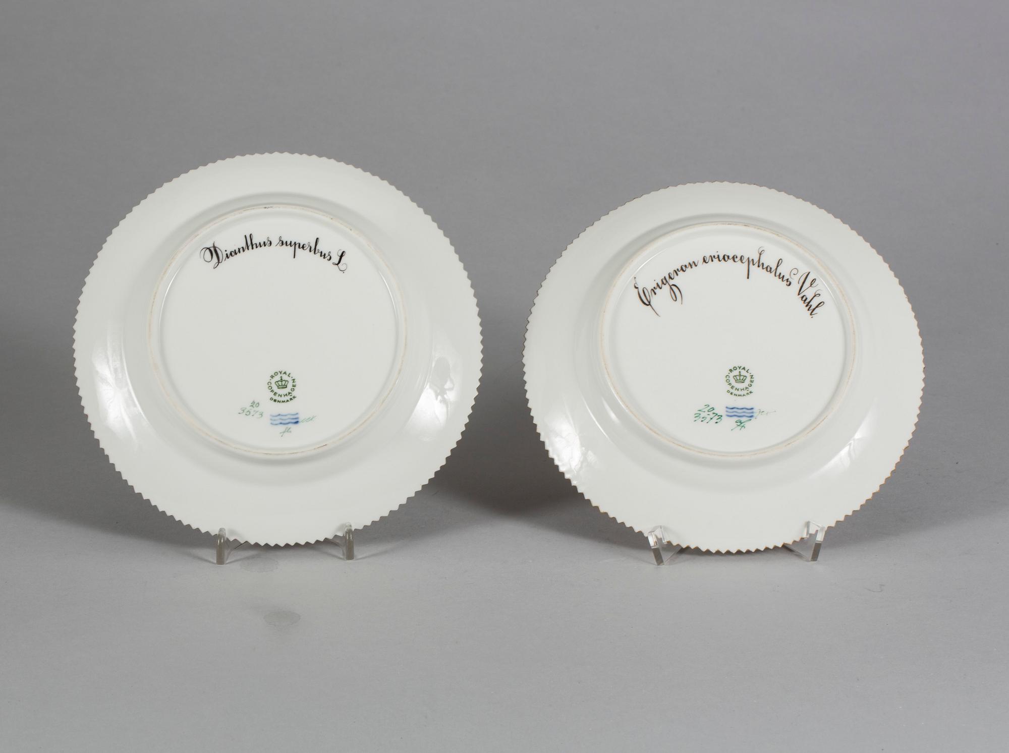 ASSIETTER, 2 st, porslin, modell "3573", "Flora Danica", Royal Copenhagen.