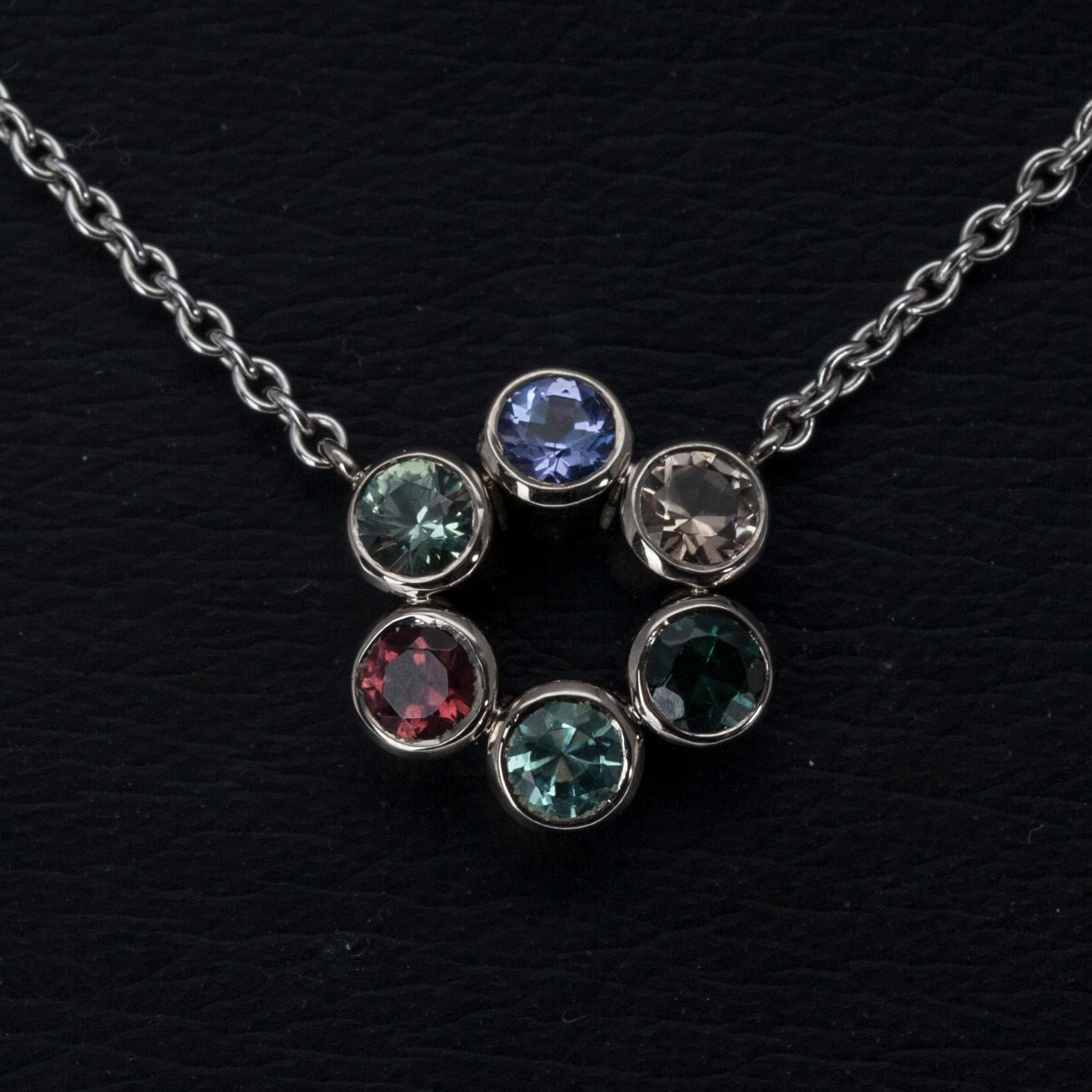 HÄNGSMYCKE, 18K vitguld, 4 turmaliner tot. 0,67 ct, 1 safir 0,22 ct, 1 tansanit 0,18 ct. Pekka Kulmala. Vikt 6,5 g.