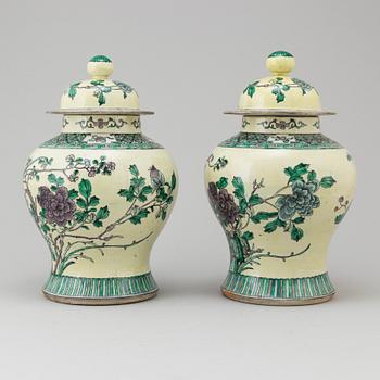 A pair of Chinese famille verte vases with covers, 20th century.