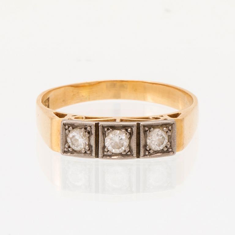 An 18K white and red gold ring set with round brilliant-cut diamonds.