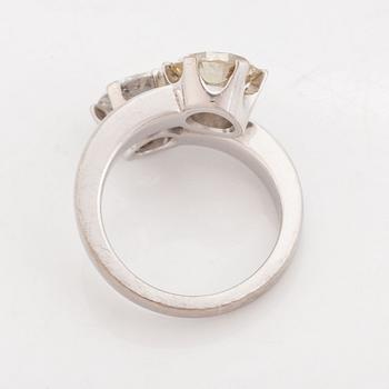 Brilliant cut diamond cross over ring.