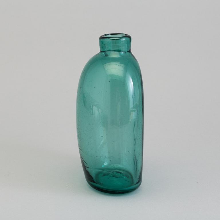 AN 18TH CENTURY GREEN GLASS BOTTLE.