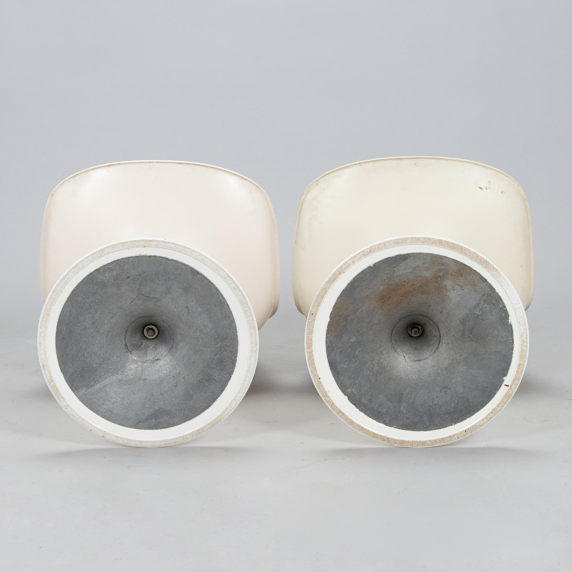 Eero Saarinen, A 'Tulip' furniture set, table with eight chairs, Knoll International, 1970s.