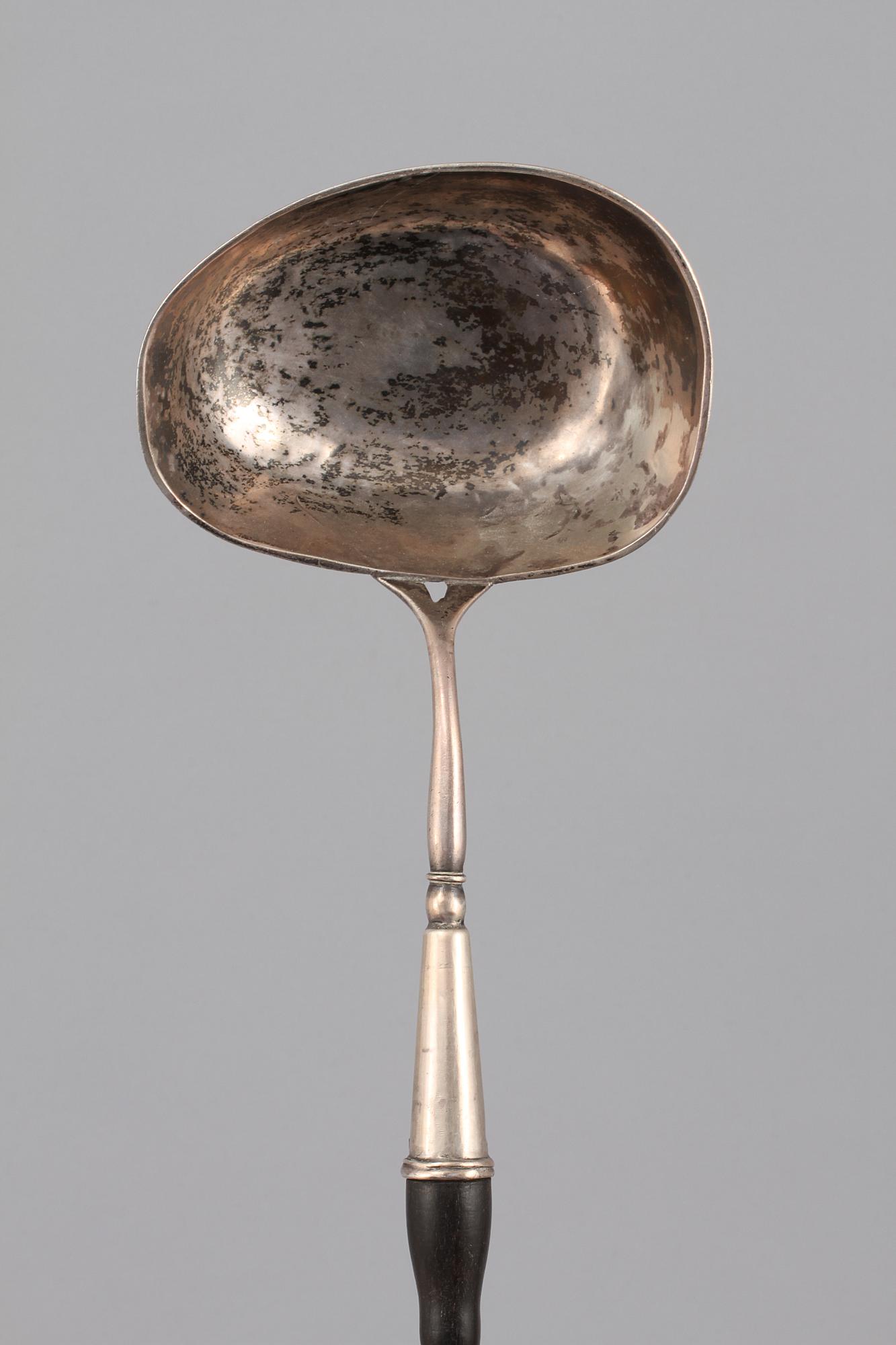 SOPPSLEV, silver och trä, Anders Hallman, Stockholm, 1797. Vikt ca 120 g.
