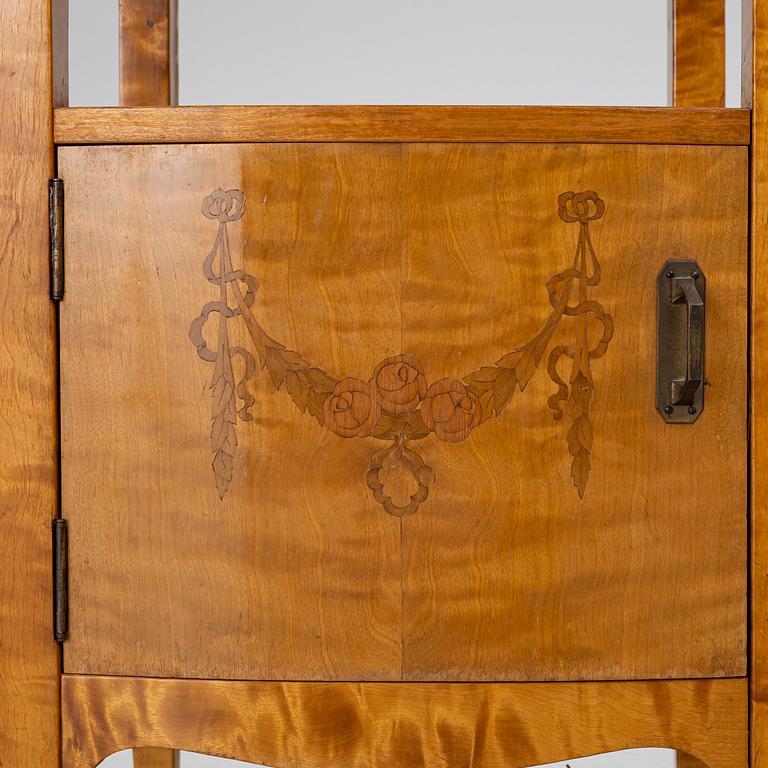 A pair of nightstands, ecarly 20th century.