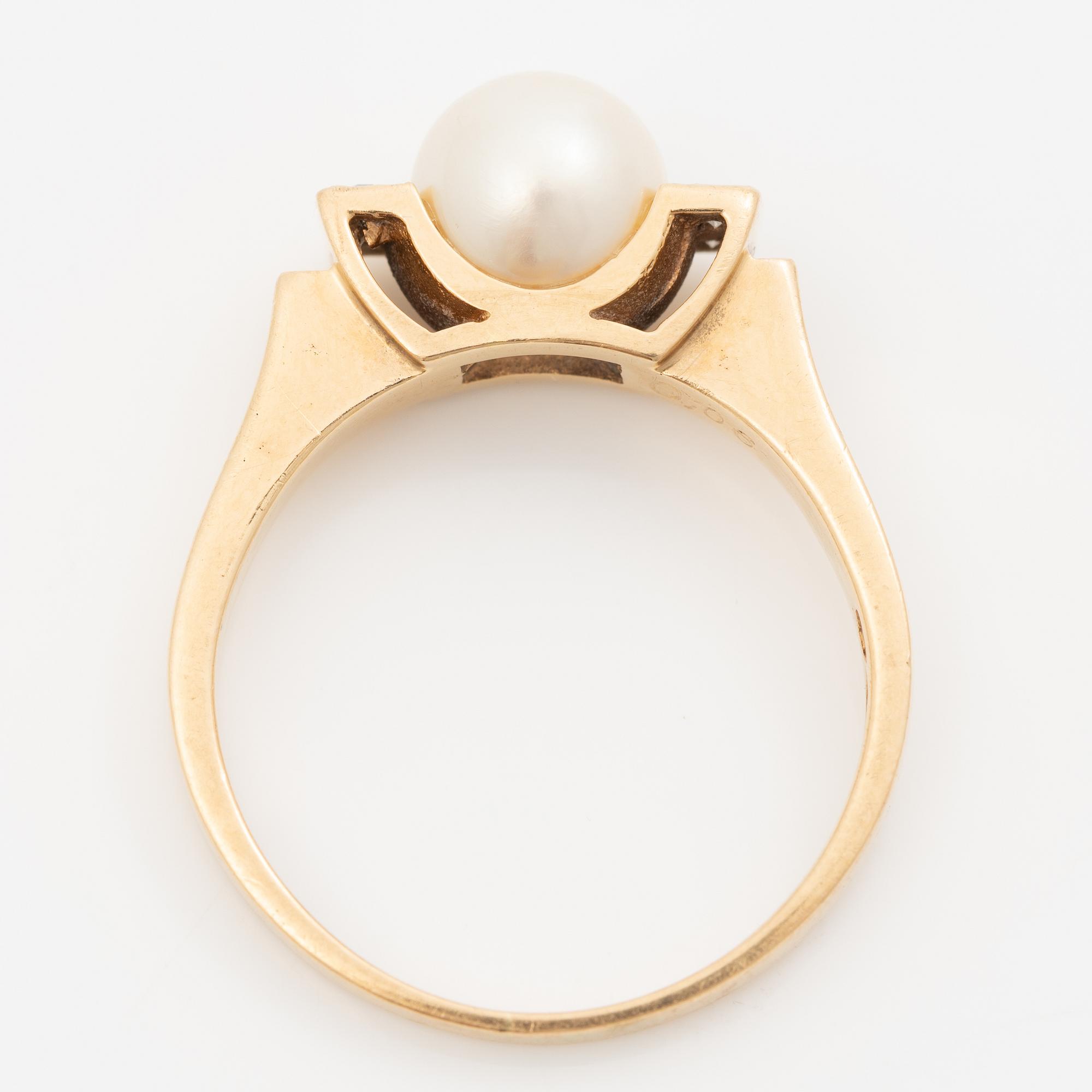 Ring, 18K gold with cultured pearl and octagonal-cut diamonds.