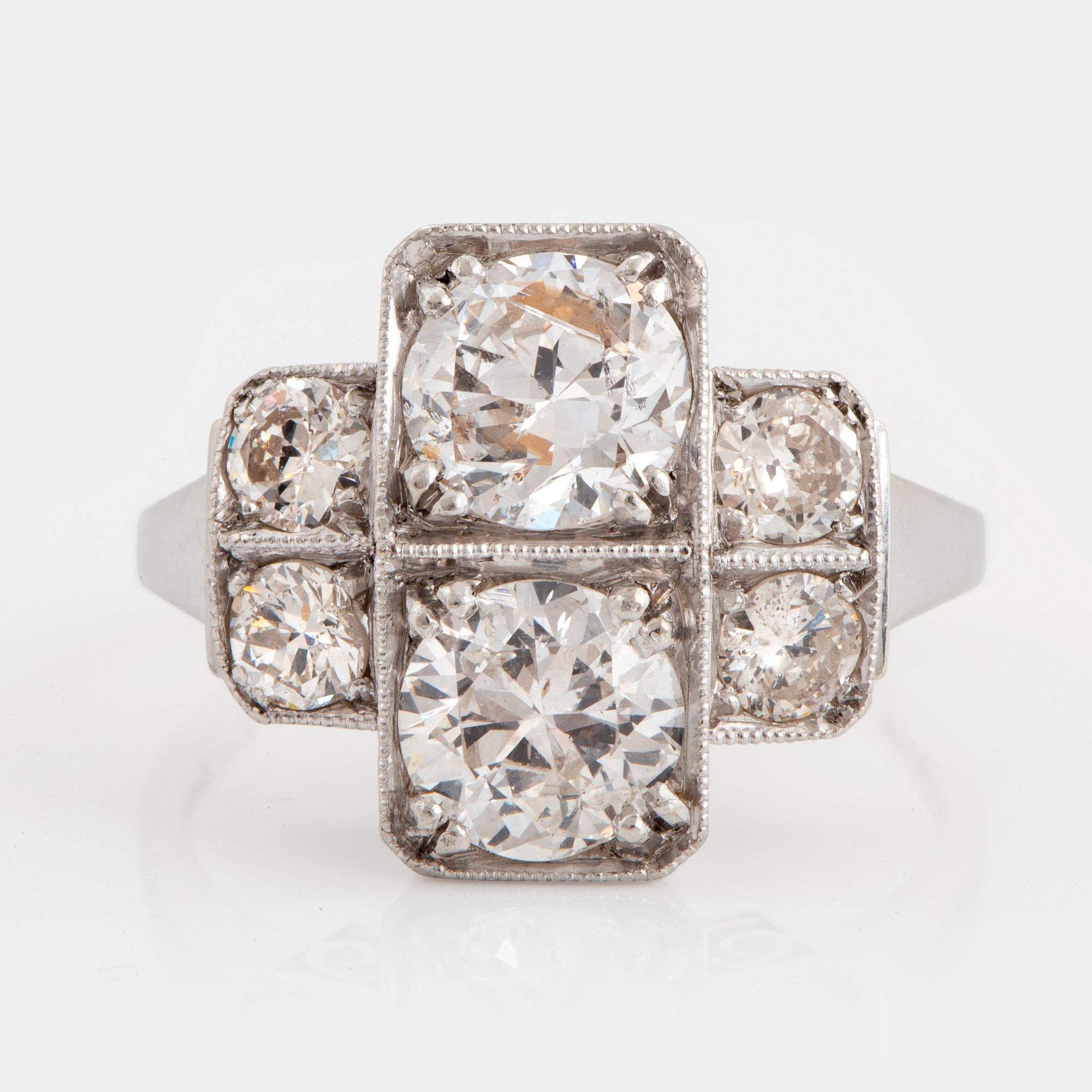Ring 18K vitguld med gammalslipade diamanter med total vikt ca 1.50 ct.