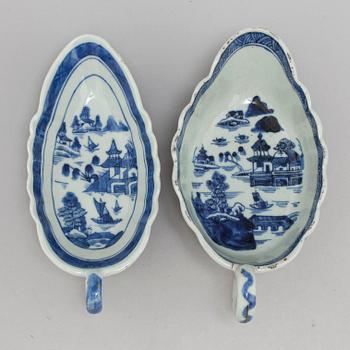 A SET OF TWO SAUCE BOATS, QING DYNASTY, JIAQING (1796-1820).