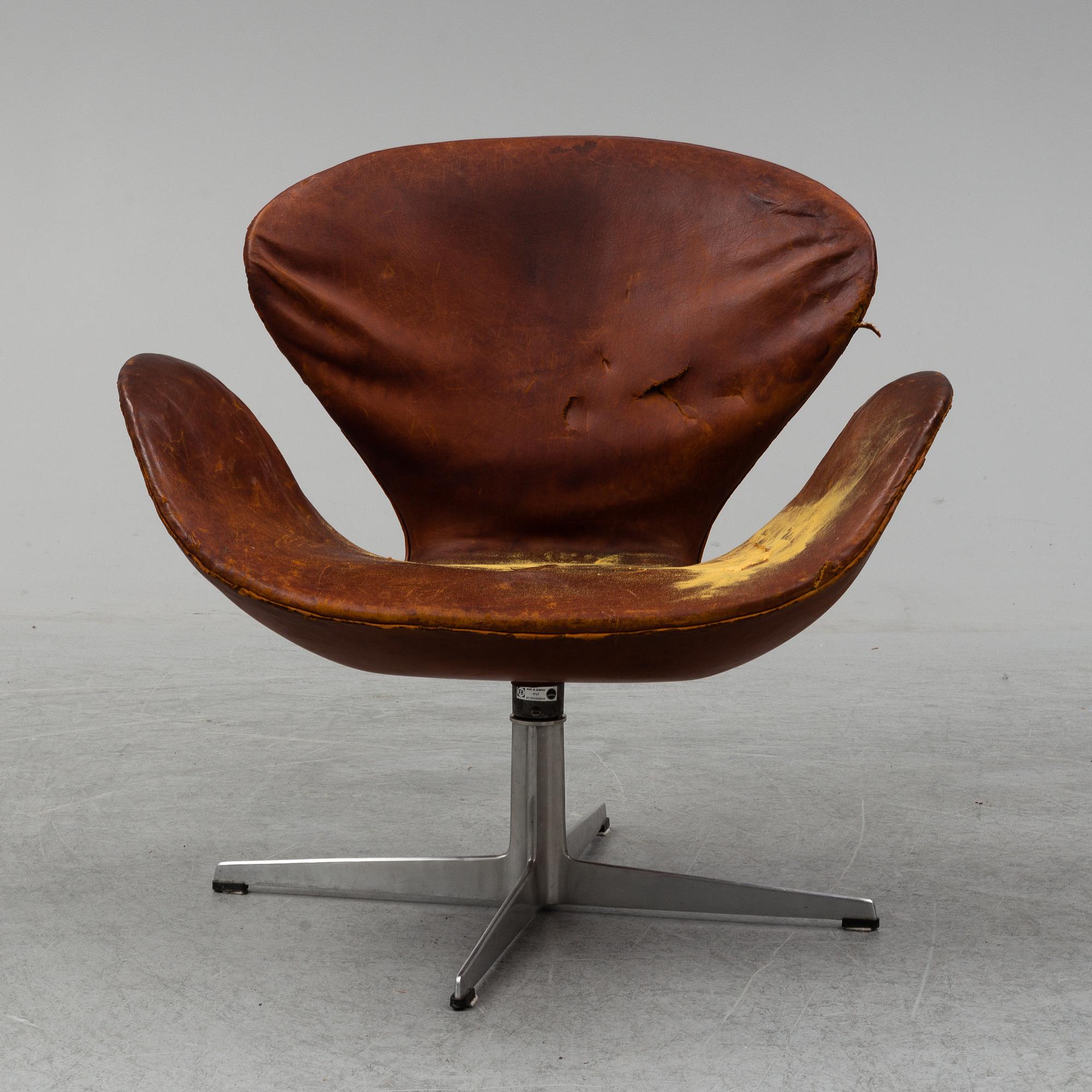 ARNE JACOBSEN, a 'Svanen' easy chair, Fritz Hansen, Denmark.
