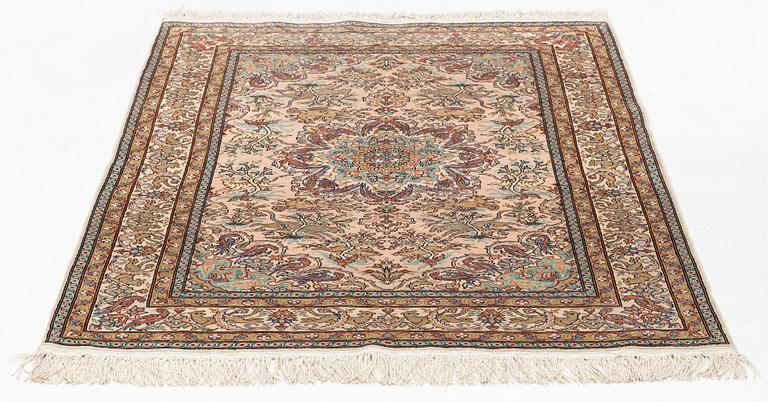 Matta, Turkisk silke, ca 133 x 101 cm.