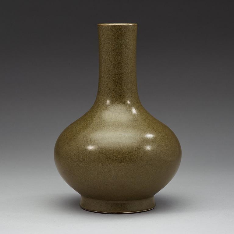 A Chinese tea dust green vase, with Qianlong seal mark.