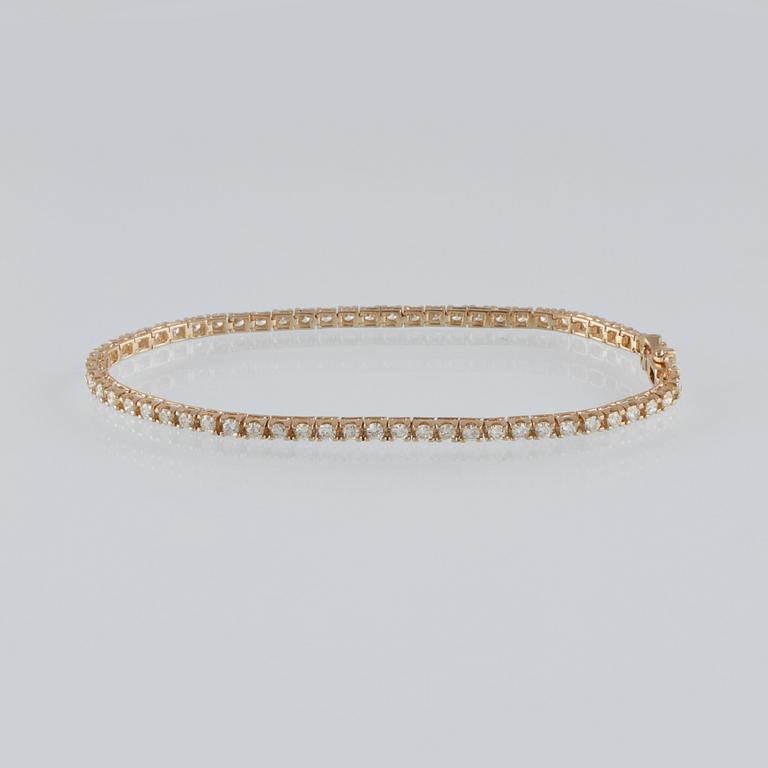 ARMBAND, 18K guld med briljantslipade diamanter ca 2.25 ct. Vikt 7,5 gram.