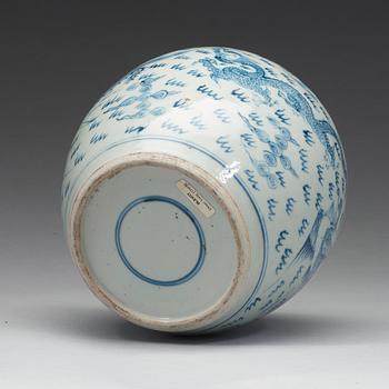 A blue and white phoenix and dragon jar, Qing dynasty, 18th Century.