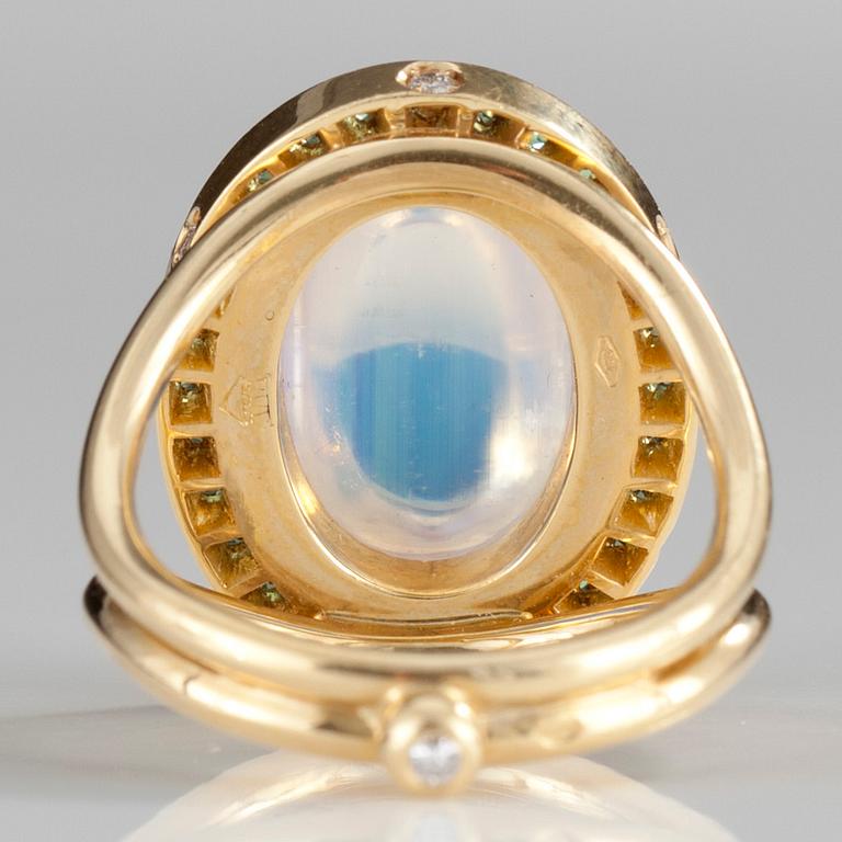 RING, guld 18K, månsten 6,50 ct, peridoter tot. 0,30 ct, briljanter 6 x 0,02 ct. TEMPLE ST. CLAIR. Vikt 11,7 g.