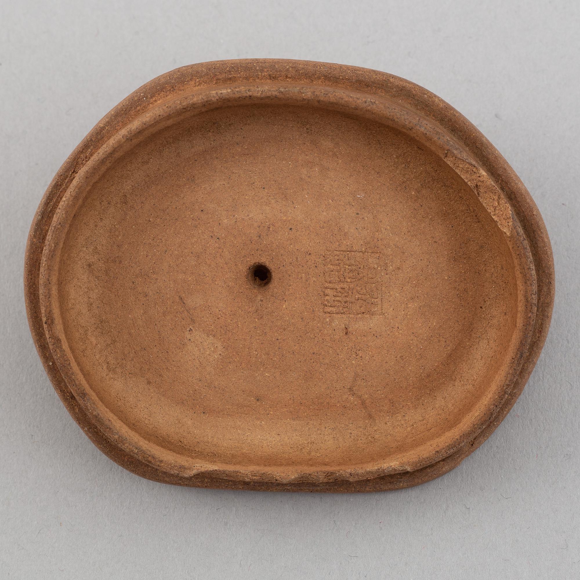 Yixingkanna med lock, lergods. Kina, 1900-tal med sigillmärke.