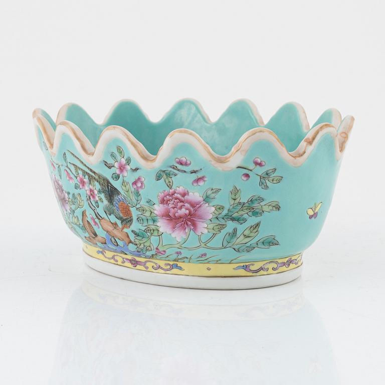 A porcelain bowl, China, Qing dynasty, late 19th century.