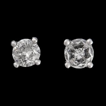 772. A pair of brilliant cut diamond studs, tot. 0.76 cts.