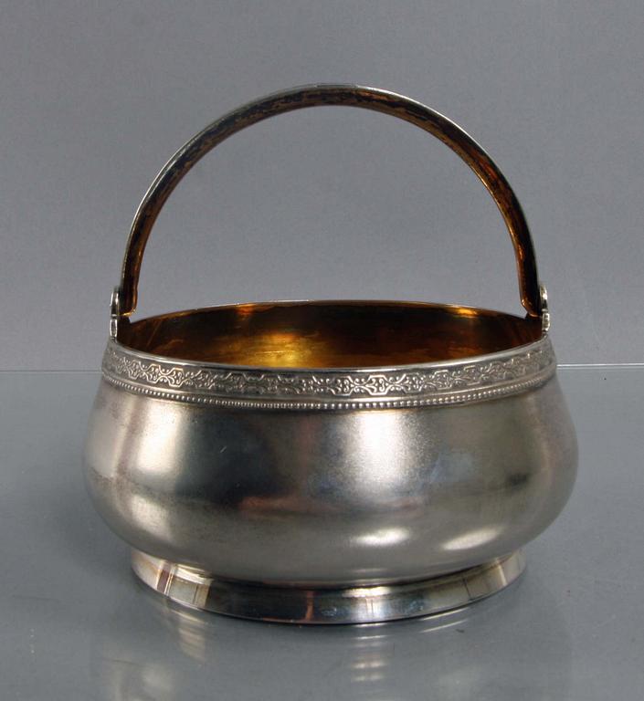 SKÅL MED HÄNKEL, silver. Ryssland.