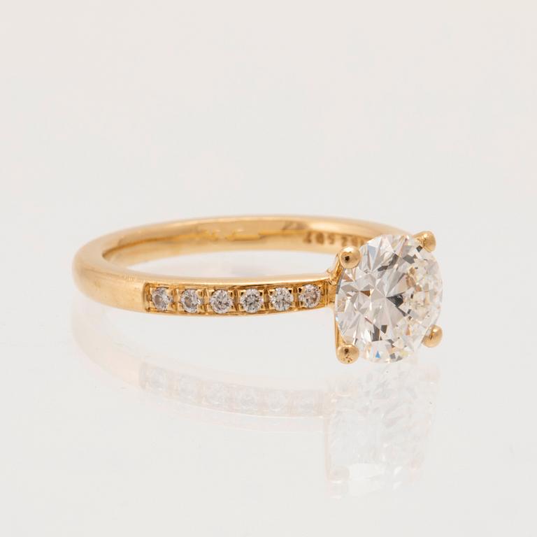 Ring 18K guld med runda briljantslipade diamanter, GIA report.