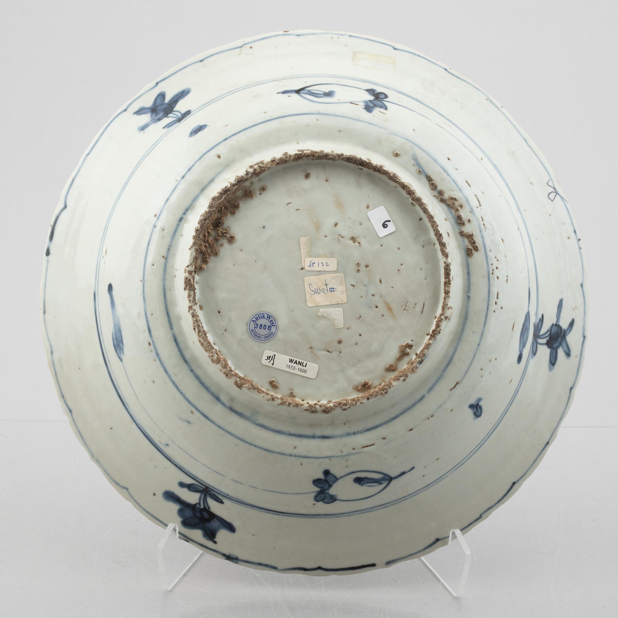 Skålfat, porslin, Swatow, Mingdynastin,  Wanli (1572-1620).